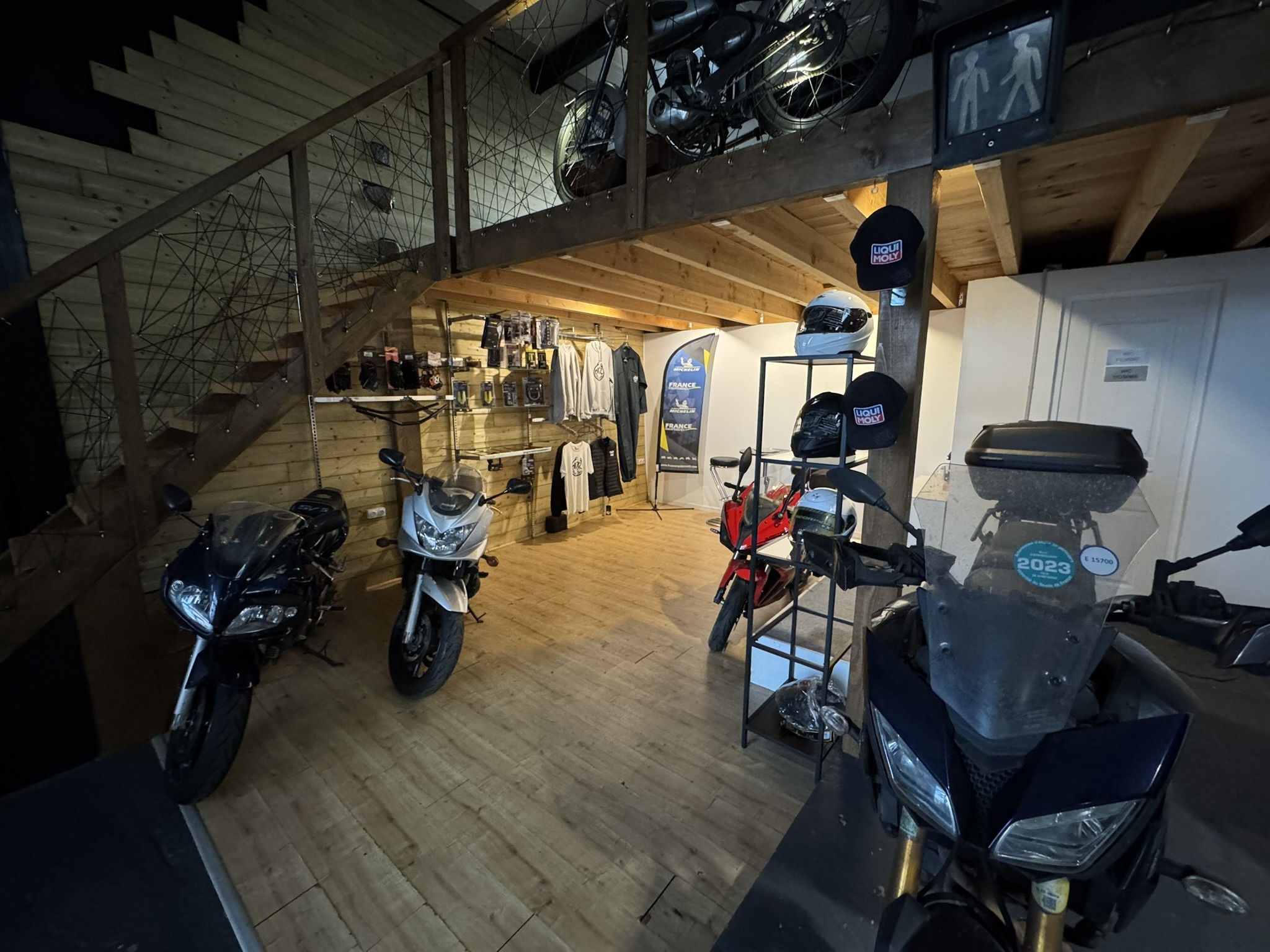 Entrée du garage moto NJR Motors à Marcoussis