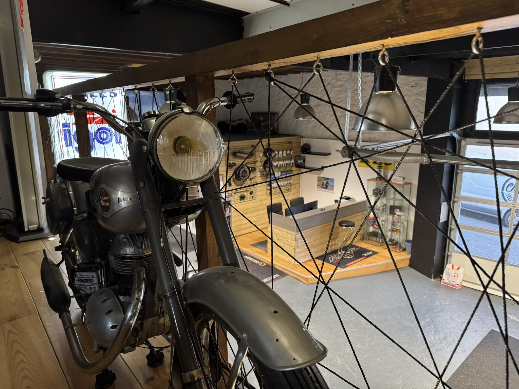 Façade du garage moto à Marcoussis – NJR Motors