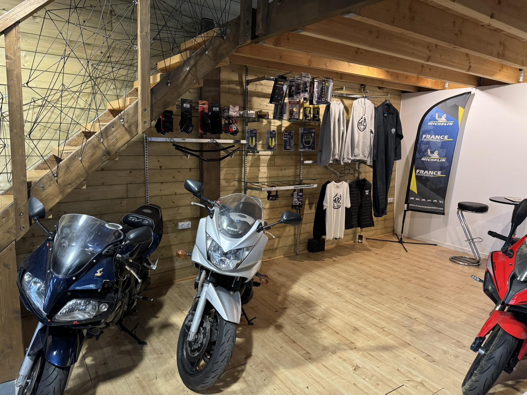 Vue du garage moto NJR Motors en Essonne 91