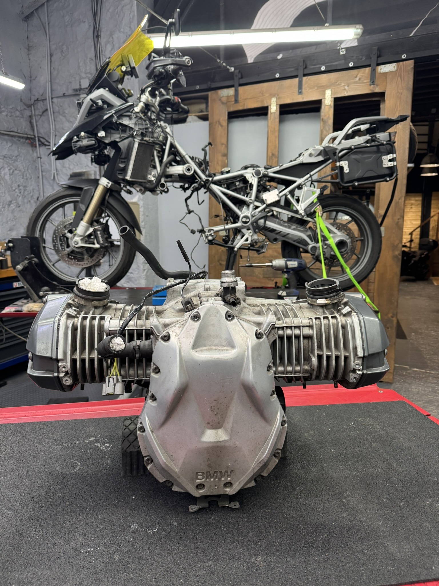 Vue extérieure du garage moto à Marcoussis – NJR Motors